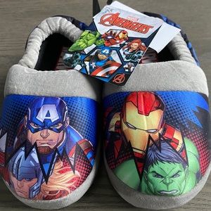 Boys size M (7/8) toddler boy slippers. Brand new